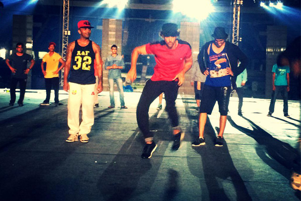 Hrithik & Anushka Readies for IPL Gala, Dares Rain! Hrithik Roshan Practice