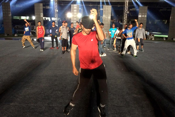 Hrithik & Anushka Readies for IPL Gala, Dares Rain! Hrithik for IPL Gala, Dares Rain!