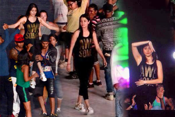 Hrithik & Anushka Readies for IPL Gala, Dares Rain! Anushka Readies for IPL Gala, Dares Rain!
