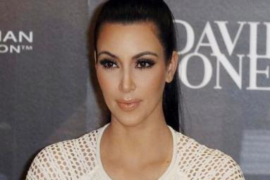 Kim Kardashian held at gunpoint in her Paris hotel room!