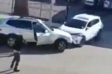 Parking lot fight turned into demolition Derby! Parking lot fight turned into demolition Derby!