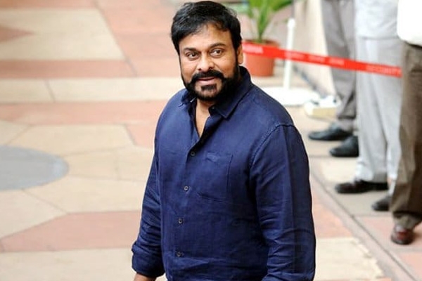 Chiranjeevi Pays a Surprise visit to Ram Charan's sets