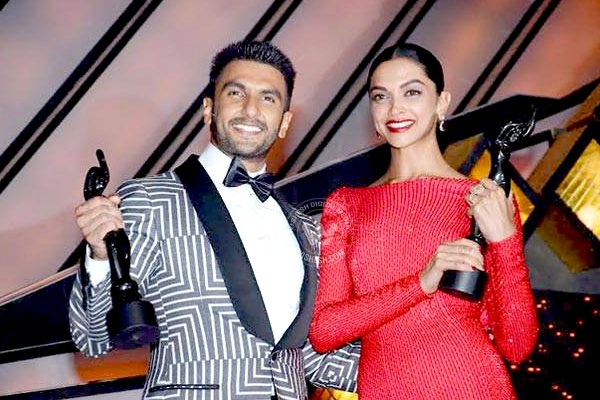 Adorable love instances by Deepika, Ranveer at glitzy awards event},{Adorable love instances by Deepika, Ranveer at glitzy awards event