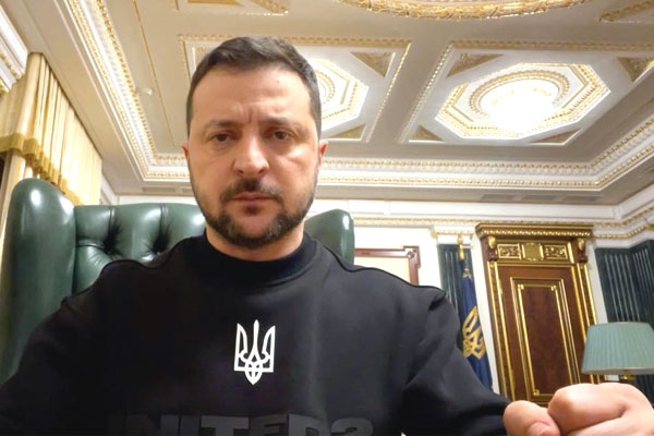 Ukraine President Zelenskyy Warns Russia Putin